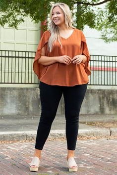 We're writing about how much we love this top! This top has a solid neutral color you can dress up or down for every occasion! It's comfortable for all-day wear, has a flowy fit, and features the cutest split sleeves! Style this top with skinnies and wedges for an easy everyday outfit!  100% Polyester Round Body Shape Outfits, Plus Size Everyday Outfits, Office Fits, Outfit Curvy, Plus Zise, Lisa Fischer, Plus Size Shirt, Apple Shape, Gold Blouse