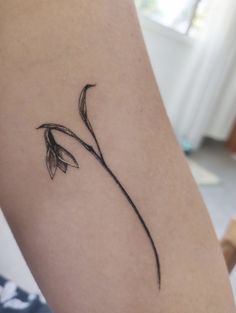 a single flower tattoo on the left thigh and right leg, it looks like an arrow