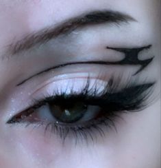 Makeup Looks Cool Eyeliner, Cool Eyeliner Ideas Easy, Concert Eyeliner Looks, Easy Creative Eyeliner Looks, Easy Cool Eyeliner, Cool Easy Eyeliner Looks, Unique Eyeliner Ideas, Cool Eyeliner Ideas For Hooded Eyes, Eyeliner Art Makeup