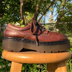 Vintage 90s Dr. Martens 8477 Brown Chunky Platform Padded Collar Leather Lace Up Oxfords With Pulley Eyelets. Mie Made In England. The Shoes Have Creases, Scratches, And Scuff Marks. The Soles Have Wear. Uk Size 5 Women’s Size 7 Insole Is Approximately 9.25” Heel Height: 1 7/8” Platform Height: 1.25” No Trades Chunky Platform, Leather Lace, Dr. Martens, Leather And Lace, Vintage 90s, Heel Height, Oxford, England, Size 7