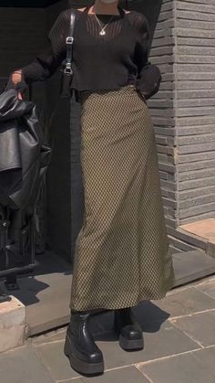 Long Skirt Fits Winter, Black Midi Skirt Outfit Fall, Spring Grunge, Outfit Chic, Swaggy Outfits, 가을 패션, Mode Vintage, Looks Style