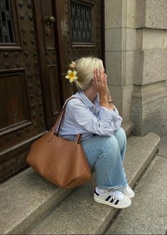 Karl Lagerfeld Bag, Casual Chique Stijl, Uni Bag, Campus Outfit, Style Désinvolte Chic, Mini Outfit, Sneaker Outfits, Stockholm Fashion, Mode Inspo