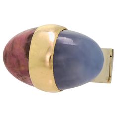 This stunning ring is a work of art that combines the natural beauty of rhodonite and blue chalcedony with the elegance of 14-karat bicolor gold. The design is modernist, with a wideband hinged structure that makes it easy to wear and remove. The ring is truly eye-catching, with a unique blend of colors and shapes that will make a bold statement. Despite its age and wear, the ring is in very good condition and has clearly been well-cared for over the years. Its style is characteristic of the mid Silicate Minerals, Blue Chalcedony, Belleza Natural, The Natural, Ring Size 7, Cocktail Rings, Gold Ring, Natural Beauty, Gold Rings