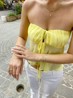 Stile Hijab, Mode Zara, Quoi Porter, European Summer Outfits, Yellow Top, Mode Inspo