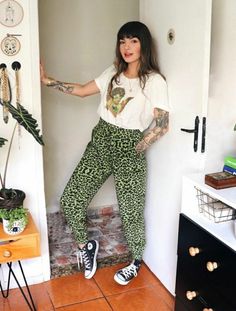 Grown Up Punk Fashion, Curvy Eclectic Fashion, Edgy Colorful Outfits, Colorful Alternative Fashion, Vintage Thrift Shop Aesthetic, Artsy Outfit Ideas, Artsy Style Outfits, Estilo Hipster, Artsy Outfit