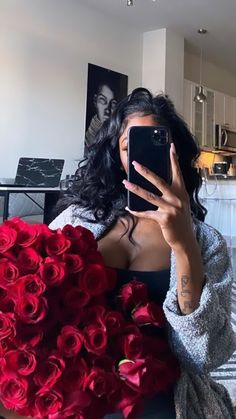 Roses Bouquet Gift, Most Beautiful Flower, Luxury Bouquet, 17th Birthday Ideas, Romantic Date Night Ideas, Girl Energy, Flower Mirror, Editing Photos, Soft Life