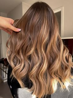 #hair #ideas #blond #doré #beige Brown To Caramel Blonde Balayage, Balayage Hair Bronze, Golden Brown Honey Hair, Honey Burnett Hair, Honey Caramel Balayage On Brown Hair, Bayalage Caramel Honey, Honey Colored Hair Caramel Brunettes, Maple Balayage, Light Brunette Balayage Hair Caramel Red