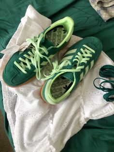 Adidas verde Satellite Stompers, Addias Shoes, Plus Size Aesthetic Outfits, Replica Sneakers, Shoes Hack, Replica Shoes, Lit Shoes