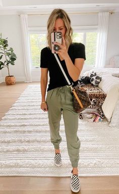 Olive Pants Casual Outfit, Green Linen Joggers Outfit, Green Khaki Joggers Outfit Women, Groucho Pants Outfit, Joggers Summer Outfit Women, Womens Cargo Joggers Outfit, Green Joggers Outfit Summer, Women Cargo Joggers Outfit, Joggers And Hat Outfit