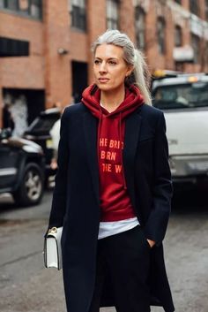 Hoodie Outfit Street Style, Red Hoodie Outfit, Hooded Sweater Coat, Sarah Harris, Hoodie Coat, Hoodie Outfit, Grey Hair, Mode Inspiration, Outfits Casuales