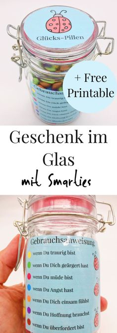 Geschenke im Glas! Schöne Idee für den Geburtstag oder jeden anderen Anlass zum selber machen. Süßigkeiten verschenken als bunte Glücks-PIllen. Geschenkidee mit Smarties. Diy Gifts In A Jar, Farewell Gifts, Cadeau Diy, Engagement Decorations, Jar Gifts, Fashion Diy