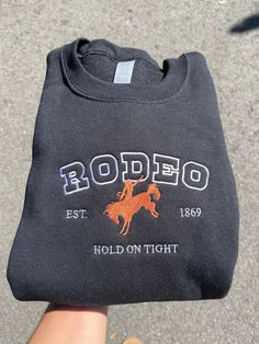 RODEO Cowboy Vintage sweatshirt! hold on tight! Western inspired crewneck! These sweatshirts and more are hand-made Each article made is locally crafted with heavy input from you! The sweatshirts and color of stitching can be picked according to your desires, and our advanced machine makes it possible to do almost any possible color combination. Kindly feel free to contact us at any time about any questions you might have!! Gift Ideas For Siblings, Vsco Christmas, Western Sweatshirts, Christmas Decorations Apartment, Casual Country Outfits, Southern Outfits, Country Style Outfits, Western Wear Outfits, Cute Country Outfits