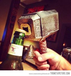 a person holding an old fashioned hammer and beer bottle in their hand, with the caption'20 descapadors creativos de thor '