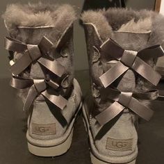 Excellent Condition Barely Worn Ugg Boots!! Grey Uggs Aesthetic, Dc Boots, Fur Boots Uggs, Ugg Boots Grey, Ugh Boots With Bows, Grey Bailey Bow Uggs, Ugh Boots, Ugg Shoes, Womens Uggs