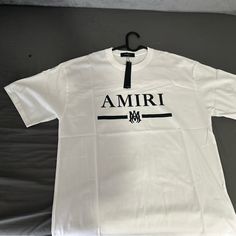 Amiri White T-Shirt With Black Logo Size Xl Amiri T Shirt Men, Logo Tshirt Designs, Amiri T Shirt, Amiri Shirt, Amiri Logo, Designer T Shirts, Mens Tshirts Fashion, Red Tee, Blue Tee