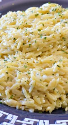 macaroni and cheese on a blue plate with parsley sprinkles