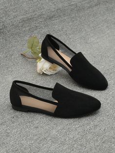 Closed Toed Shoes For Work Business Casual, Black Flat Shoes For Women, Black Dress Shoes For Women Flats, Black Shoes Flat, Flat Loafers For Women Outfit, Business Casual Shoes Women Comfortable, Simple Shoes For Women, Flat Shoes Women Classy, Classy Shoes Women