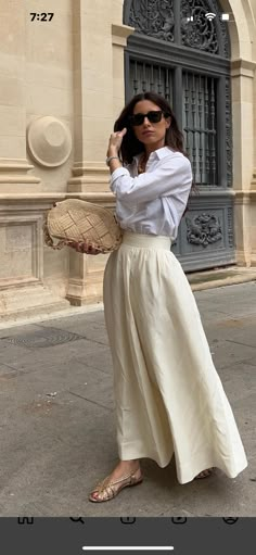 White Maxi Skirt Outfit, Elegante Y Chic, Modest Summer Outfits, White Maxi Skirts, Maxi Skirt Outfits, Elegant Chic, Professional Outfits, Elegant Outfit, Modest Outfits