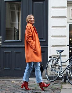 Making a Case For The Orange Coat Orange Coat, Orange Outfit, Outfit Inspiration Fall, Street Style Chic, Street Style Looks, Looks Style, Winter Fashion Outfits, Look Cool