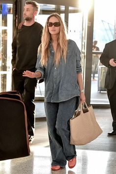 Jennifer Lawrence Wore the Puddle-Jeans Trend to the Airport | Who What Wear Jennifer Lawrence Street Style, Jennifer Lawrence Style, Jean Trends, Denim Trends, Casual Chic Outfit, Mode Inspo, Jennifer Lawrence, Airport Outfit, New Classic