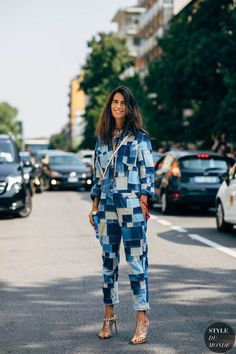 Jumpsuit street style fashion / fashion week #fashionweek #jumpsuit #fashion #womensfashion #streetstyle #ootd #style / Pinterest: @fromluxewithlove Chiara Totire, Street Style Denim, Ropa Upcycling, Denim Street Style, Giovanna Battaglia, Anna Dello Russo, Women Fashion Edgy, Trendy Swimwear, Double Denim