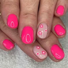 To feel like a beautiful princess, there is no better color than this bright pink color. As an extra beauty, you can wear tiny daisies on your ring fingers. Tiny Daisies