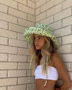 Sporty Moodboard, Colorful Coastal, Bucket Hat Summer, 00s Fashion, Beach Outfits, Summer Inspo, Weekend Outfit, Glitz And Glam, Fit Check