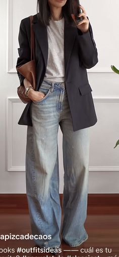 Madrid Street Style 2024, Office Jeans Outfit Casual Fridays, Wide Leg Jeans Outfit With Sneakers, Zara Jeans Outfit, Wide Leg Jeans Outfit, Baggy Jeans Outfit, Look Boho Chic, Jeans Outfit