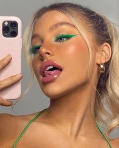 What’s App Profile Pic, Light Green Eyeshadow Looks, Light Halloween Makeup, Makeup Profile Picture, Light Green Makeup Looks, Light Green Eye Makeup, Light Green Makeup, Green Eye Makeup, Halloweenský Makeup