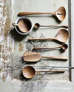 wooden spoons are lined up next to each other on an old doorknob