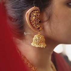 Temple Jewellery Earrings, Jhumka Designs, Gold Jhumka Earrings, Sabyasachi Jewellery, Ear Chain, Temple Jewelry, Antique Jewelry Indian, Wedding Jewellery Collection, Antique Gold Jewelry