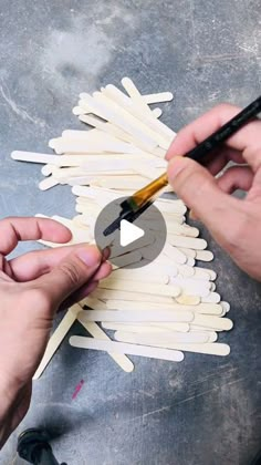 Craft Ideas From Ice Cream Sticks, Stick Diy Crafts, Diy Sticks Decor, Round Wood Craft Ideas, Homemade Crafts For Home Decor, Diy Ice Cream Decor, Diy Wooden Spoons Crafts, Diy Stick Decor, Lolly Pop Stick Crafts