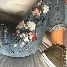 Painted Jeans, Painted Denim, Painted Clothes, Vintage Embroidery, Art Clothes, Looks Vintage, Embroidery Flowers, Diy Fashion, Look Fashion