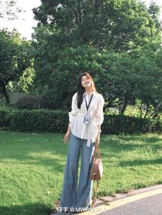 Autumn Korean Outfits Casual, Tita Outfits Ideas For School, Univ Outfit Ideas, Outfit Kerja Casual, Korean Outfit Office, Korean Work Outfit, Jeans Outfit Korean, Tita Outfit, South Korean Fashion