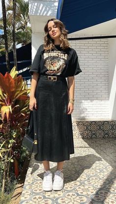 Loose Shirt And Jeans Outfit, Baggy Tshirt And Skirt Outfit, Tshirts Outfit Women, Work T Shirt Outfit, T Shirt Work Outfit, Skirt Tshirt Outfit, Tshirt Looks, Outfit Minimalista, Modest Casual Outfits