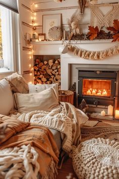 dream house decor, fall decor, fall aesthetic, fall house decor, autumn decor, autumn aesthetics Fall Home Interior, Fall Home Decor Minimalist, Fall Apartment Aesthetic, Autumn Aesthetic Cozy Home, October Bedroom, Warm Fall Aesthetic, Fall Decor Aesthetic, Autumn House Decor, Fall Houses