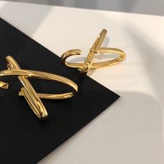 A modern way of wearing ear cuff. Irregular shape and of larger size, gorgeous piece of statement earrings. No piercing required. To dress, simply tuck in at the top of your ear and slide down. Sold as a PAIR. • S P E C I F I C A T I O N • Finish: 18K PVD gold / silver Dimension: approx. 4.1 cm x 2.4 cm Lobe Cuff, Earrings No Piercing, Ear Cuff Gold, Non Pierced Earrings, Silver Ear Cuff, Couple Jewelry, Demi Fine Jewelry, Cuff Earrings, Pierced Earrings