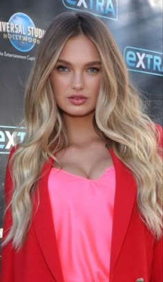 Romee Strijd Hair, Blonde Long Hair, Embrace Messy Hair, Honey Blonde Hair Color, Golden Blonde Hair, Romee Strijd, Dirty Blonde Hair, Video Tiktok