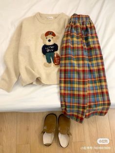 Comfy Pajamas Aesthetic Winter, Comfy Warm Outfits Winter, Cozycore Aesthetic Outfits, Comfy Vintage Outfit, Summer To Autumn Outfits, Comfycore Aesthetic, Fall Pajamas Aesthetic, Cozy Clothes Aesthetic, Cozy Warm Outfits