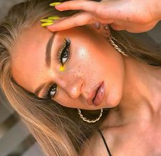 Yellow Green Eyeshadow Looks, Bright Yellow Eyeshadow Looks, Yellow Inner Corner Makeup, Yellow Eyeshadow Blue Eyes, Yellow And Silver Makeup, Eyeshadow Looks Yellow, Neon Yellow Eyeshadow Looks, Fun Summer Makeup Looks, Yellow Eyeliner Makeup