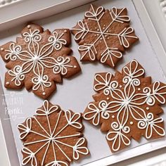 four decorated cookies in a white box on a table with the words easy christmas cookie decorating