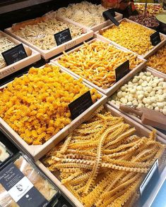 many different types of food are on display in the store, including corn kernels