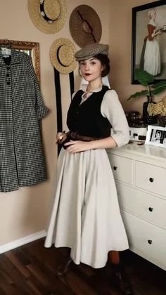 Mrs Detective Detective Women Outfit, Mystery Outfit Style, 1940s Women Outfits, Ebola Holmes Inspired Outfits, Dark Academia Detective Outfits, Enola Holmes Costume Diy, Female Detective Costume, Detective Style Outfits, Detective Clothing Woman