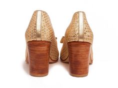 Emma Gold, is a romantic and vintage style shoes. Really feminine style shoes. Wear them in any occasion. DETAILS ✭ Leather upper ✭ Leather insole ✭ Leather sole ✭ Almost 2,3 inches heel ✭ Super comfy 🙌🏻 HANDMADE IN ARGENTINA Want be exclusive? Yes, sign me up now! 👉🏻 https://bit.ly/New_QuieroJune ---------- SHOES SIZES ---------- If you are unsure of your size, please, feel free to send your foot measurements to ensure perfect fit. CHART (Size / insole) US 5 ‣ EUR 35 / 22,8 cm US 6 ‣ EUR 36 Gold High Heel Wedding Shoes For Spring, Elegant Gold Heels With Stacked Heel, Gold Wedding Shoes For Spring Formal, Gold Wedding Shoes For Spring Formal Occasion, Vintage Beige Block Heel Shoes, Chic Gold High Heel Wedding Shoes, Gold High Heel Chic Wedding Shoes, Chic Gold Heels With Stacked Heel, Gold Heels With Sculpted Block Heel