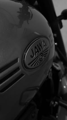 the front end of a motorcycle with an emblem on it