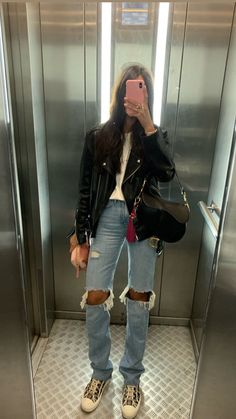 Mirror Selfie Black, Outfit Leather Jacket, Aesthetic Fall Outfit, Outfit Casual Chic, Outfit College, Leather Jacket Outfit, College Outfit, Stockholm Fashion, Casual Chic Outfit