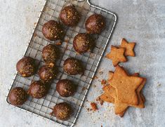 some cookies are on a cooling rack and there is a star cookie next to it