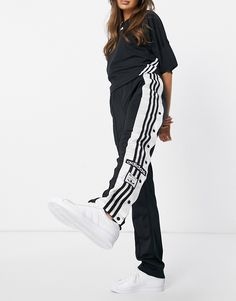 Jogging Adidas, Adidas Pants Outfit, Adidas Hose, Adidas Outfit Women, Striped Wide Leg Trousers, Look Adidas, Adidas Joggers, Streetwear Mode, Fashion Goals