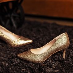 pumps, pump, party, feiern, glitzer, glamour, shine, gold, silber, schwarz, weiß ,rot, ferierlich, auffällig, hingucker, schön, toll, absatz, hoher schuh, familie, style, kleid, outfit, kombinieren, shoppen, blingbling, high heels, hohe schuhe, extravagant, fest, luxus, schuhe, schuh, shoe, shoes, celebrate, schmuck, inspiration, look, dress, pants, famous, style ,stil, elegant, gemütlich, chic, schick, luxuriös, geschenk, styling, oodt, love, spitz, perfekt, scheinen, inspo, accessoires, schön Gold