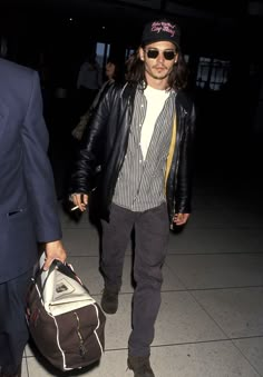 90s Mens Fashion Grunge, Mens Airport Style, Johnny Depp 90s, Grunge Outfits Men, Johnny Depp Style, Estilo Hipster, 90s Fashion Men, 90s Men